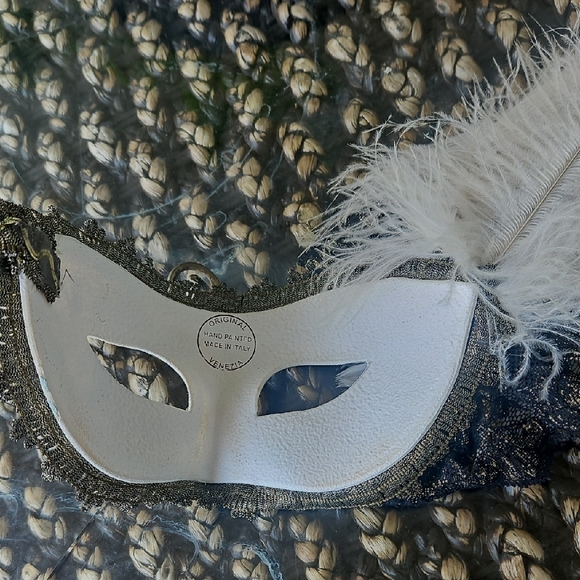 Elegant Gold and Black Carnival Mardi Gras Halloween Masquerade Mask. - Picture 4 of 6